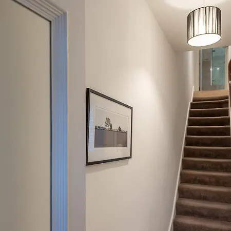 Holiday home Perfectly Located 4 Storey Townhouse With 2 Parking Spaces In Harrogate