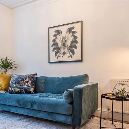 펜션 Perfectly Located 4 Storey Townhouse With 2 Parking Spaces In