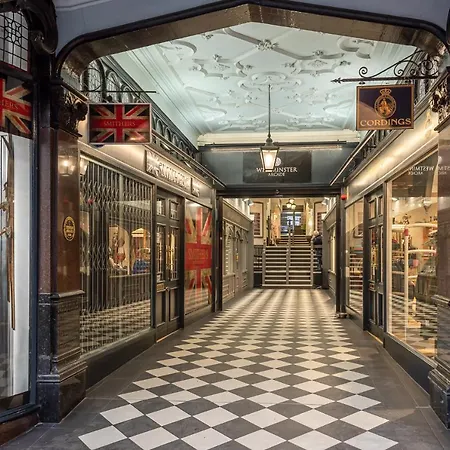 Perfectly Located 4 Storey Townhouse With 2 Parking Spaces In 펜션 해러게이트