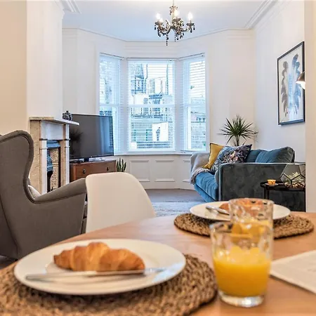 Perfectly Located 4 Storey Townhouse With 2 Parking Spaces In Harrogate