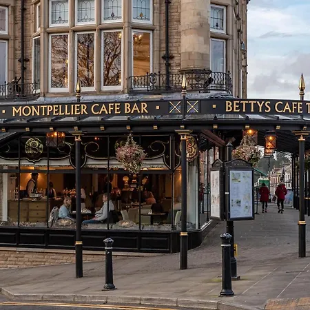 Perfectly Located 4 Storey Townhouse With 2 Parking Spaces In Σπίτι διακοπών