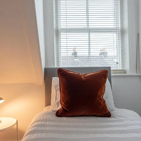 Perfectly Located 4 Storey Townhouse With 2 Parking Spaces In Holiday home *