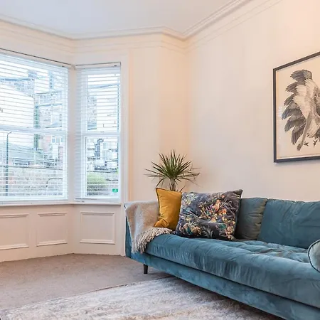 Perfectly Located 4 Storey Townhouse With 2 Parking Spaces In Holiday home Harrogate