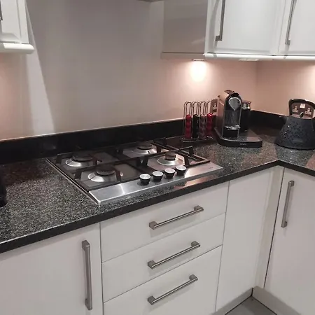 Perfectly Located 4 Storey Townhouse With 2 Parking Spaces In Holiday home Harrogate