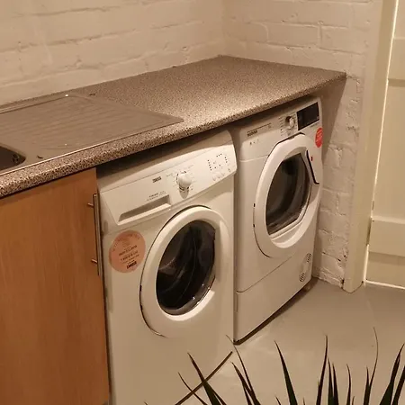 펜션 Perfectly Located 4 Storey Townhouse With 2 Parking Spaces In *