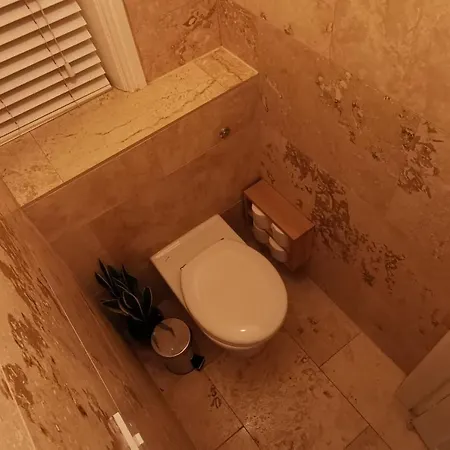 Perfectly Located 4 Storey Townhouse With 2 Parking Spaces In 해러게이트