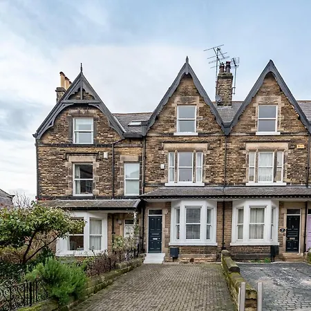 Perfectly Located 4 Storey Townhouse With 2 Parking Spaces In Harrogate