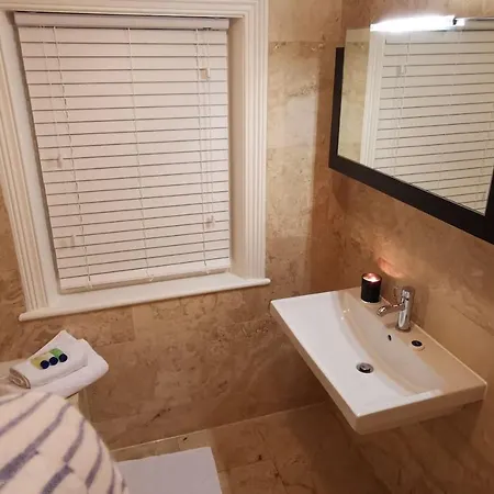 Perfectly Located 4 Storey Townhouse With 2 Parking Spaces In Vakantiehuis *